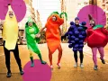 Pięciu mężczyzn w przebraniach za owoce i warzywa: banan, groszek, marchewka, winogrona i jabłko. Świetny pomysł, jak zrobić przebranie za owoc lub warzywo na imprezę!