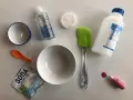 Składniki do zrobienia slime: klej, soda oczyszczona, płyn do soczewek, brokat, miseczki i szpatułka. Idealny przepis na slime!