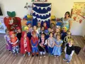 Dzieci w przedszkolu świętują dzień postaci z bajki. Wśród nich są piraci, księżniczki i superbohaterowie.