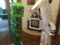 Dzieci w łatwych przebraniach z bajek: jeden w stroju Creepera z Minecrafta, drugi jako robot z kartonu.
