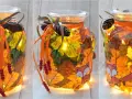 Jesienny lampion ze słoika ozdobiony liśćmi, szyszkami i uroczymi lisami.