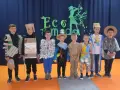 Chłopcy prezentują stroje ekologiczne wykonane z materiałów recyklingowych. Inspiracja, jak zrobić strój ekologiczny dla chłopca, widoczna na ich kreatywnych kreacjach.