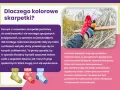 Nogi w kolorowych skarpetkach w hamaku. Obrazek promuje Dzień Kolorowej Skarpetki, symbol różnorodności i akceptacji.
