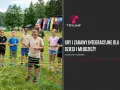 Grupa młodzieży bierze udział w grach integracyjnych na świeżym powietrzu, tworząc kolorową sieć z lin.