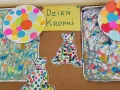 Kolorowe misie i talerze ozdobione kropkami na tablicy. Dzieci tworzyły wspaniałą pracę z kropek, celebrując Dzień Kropki.