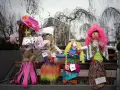 Kolorowe Marzanny, jak zrobić je na wiosnę? Słomiane kukły w strojach, ozdobione wstążkami i kwiatami, czekają na topienie.