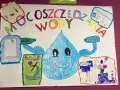 Plakat o oszczędzaniu wody. Uśmiechnięta kropla zachęca do krótkich pryszniców i zakręcania kranu. Wiersz o wodzie.