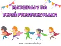 Superbohaterowie biegają, szukając pomysłów na Dzień Przedszkolaka. Kolorowe chorągiewki dodają radości.