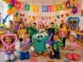Radosne przedszkolaki świętują Dzień Dziecka z balonowymi mieczami i sercami. Wesołe atrakcje na dzień dziecka w przedszkolu!