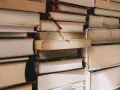 Stos książek, gotowych na sprawdzian mitologia klasa 5. Czekają na odkrycie starożytnych bogów i bohaterów.