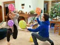 Para wiedzą, co robić, gdy się nudzi w domu: grają w balony przy choince.