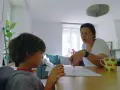 Mama uczy syna literki "g". Dziecko z uwagą słucha, a mama pokazuje mu ćwiczenia.