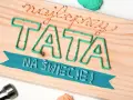 Własnoręczny prezent dla taty od dziecka: napis "Najlepszy TATA na świecie!" wykonany sznurkiem na desce.
