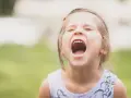 Mała dziewczynka krzyczy, wyrażając silne emocje. Widać, że 9 latek nie radzi sobie z nimi.