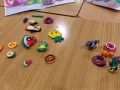 Kolorowe figurki z plasteliny: pizze, arbuzy, żaba, słoń, pączki i inne smakołyki.