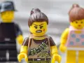 Trzy ludziki Lego. Jeden z nich, w brązowym stroju, ma zaciętą minę, co sugeruje nieradzenie sobie z emocjami.
