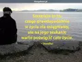 Mężczyzna w czapce siedzi nad wodą, kontemplując cytat o szczęściu: "Szczęście to to, czego prawdopodobnie w życiu nie osiągniemy, ale na jego szukanie warto poświęcić całe życie." ~ Stendhal.