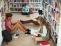 Młodzi ludzie w bibliotece, każdy pogrążony w lekturze. Czy to ich test "Quo Vadis"?