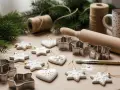Pomysły na ozdoby z masy porcelanowej: gwiazdki, serduszka, foremki, pędzelek i gałązki świerku.