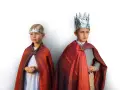 Dwóch chłopców w błyszczących płaszczach i koronach z folii aluminiowej. Inspiracja, jak zrobić strój na bal wszystkich świętych.