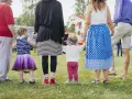 Dzieci trzymają się za ręce, tworząc krąg. To piękny wiersz dla mamy i taty, pełen miłości i rodzinnego ciepła.