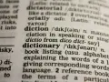 Słownik z hasłem "dictionary" i jego definicją. Idealny do nauki nowych słów, świetne wyrazy na d dla dzieci.