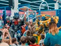 Wspaniałe urodziny! Dzieci cieszą się z obecności Optimusa Prime'a i Bumblebee, słuchając animatora.