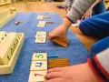 Dzieci uczą się liczyć, używając koralików i kart z cyframi. To świetne zabawy matematyczne klasa 1!