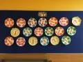 Praca plastyczna dla 3 latków: zegar emocji z uśmiechniętymi buźkami na talerzykach papierowych.