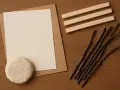 Materiały do zrobienia ramki z kartonu: karton, patyczki, masa plastyczna.