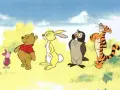 Kubuś Puchatek i jego przyjaciele: Prosiaczek, Królik, Sowa i Tygrys, stoją razem na łące.