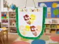 Kolorowe odciski dłoni dzieci tworzą serca na plakacie "Dzieci Świata". Wspaniałe zajęcia plastyczne dla dzieci w przedszkolu.