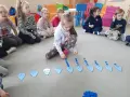 Dzieci uczą się liczyć z kroplami wody. Wspaniałe dzień wody pomysły na edukacyjną zabawę.
