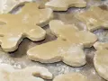Wycięte z masy solnej, przygotowanej w Thermomixie, figurki zwierzątek i gwiazdek czekają na pieczenie.