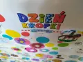 Kolorowa praca plastyczna na Dzień Kropki. Litery "Dzień Kropki" ozdobione kropkami, poniżej rysunki dzieci: konik z jeźdźcem, bałwanek i kolorowe kropki.
