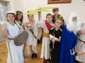 Dzieci w strojach greckich bogów i herosów. Chłopiec z piorunem, jak zrobić strój grecki dla chłopca?