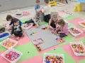Dzieci tworzą własne wynalazki dla dzieci do zrobienia z klocków. Różne kolory i kształty inspirują do zabawy.