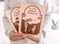 Dwie okładki książek A.A. Milne'a: "Chatka Puchatka" i "Kubuś Puchatek". Ilustracje nawiązują do ponadczasowych cytatów o przyjaźni.