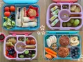 Kolorowe pudełka śniadaniowe z owocami, warzywami, muffinkami i kanapkami – idealne drugie śniadanie dla dziecka.