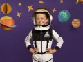 Dziecko w stroju astronauty, gotowe na kosmiczną przygodę. Inspiracja, jak zrobić strój kosmiczny dla dziecka.