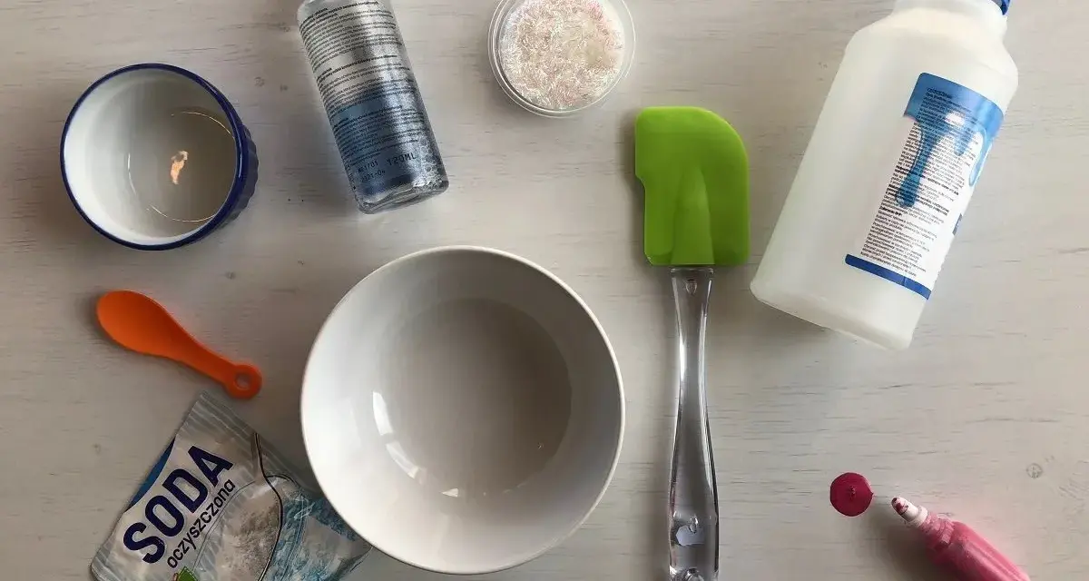 Składniki do zrobienia slime: klej, soda oczyszczona, płyn do soczewek, brokat, miseczki i szpatułka. Idealny przepis na slime!