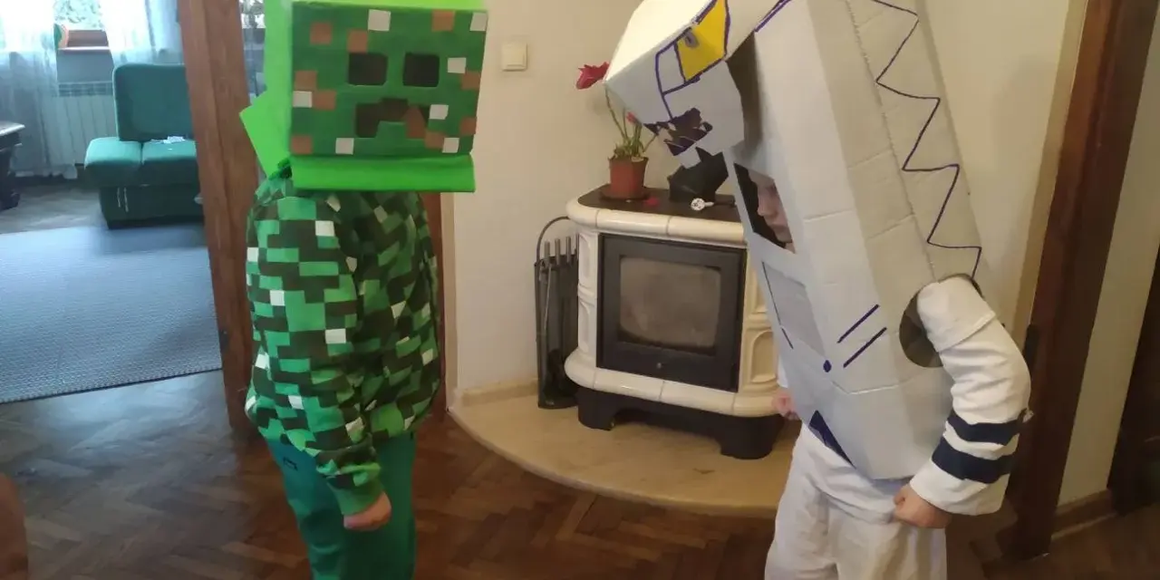 Dzieci w łatwych przebraniach z bajek: jeden w stroju Creepera z Minecrafta, drugi jako robot z kartonu.