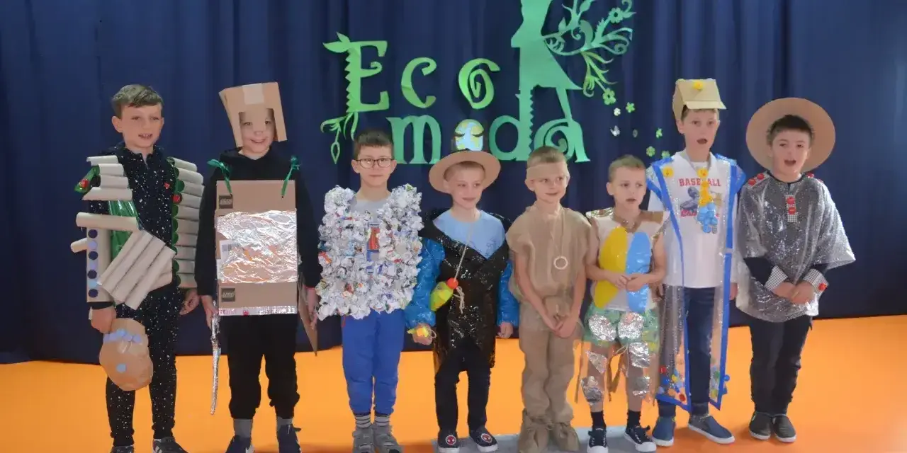Chłopcy prezentują stroje ekologiczne wykonane z materiałów recyklingowych. Inspiracja, jak zrobić strój ekologiczny dla chłopca, widoczna na ich kreatywnych kreacjach.