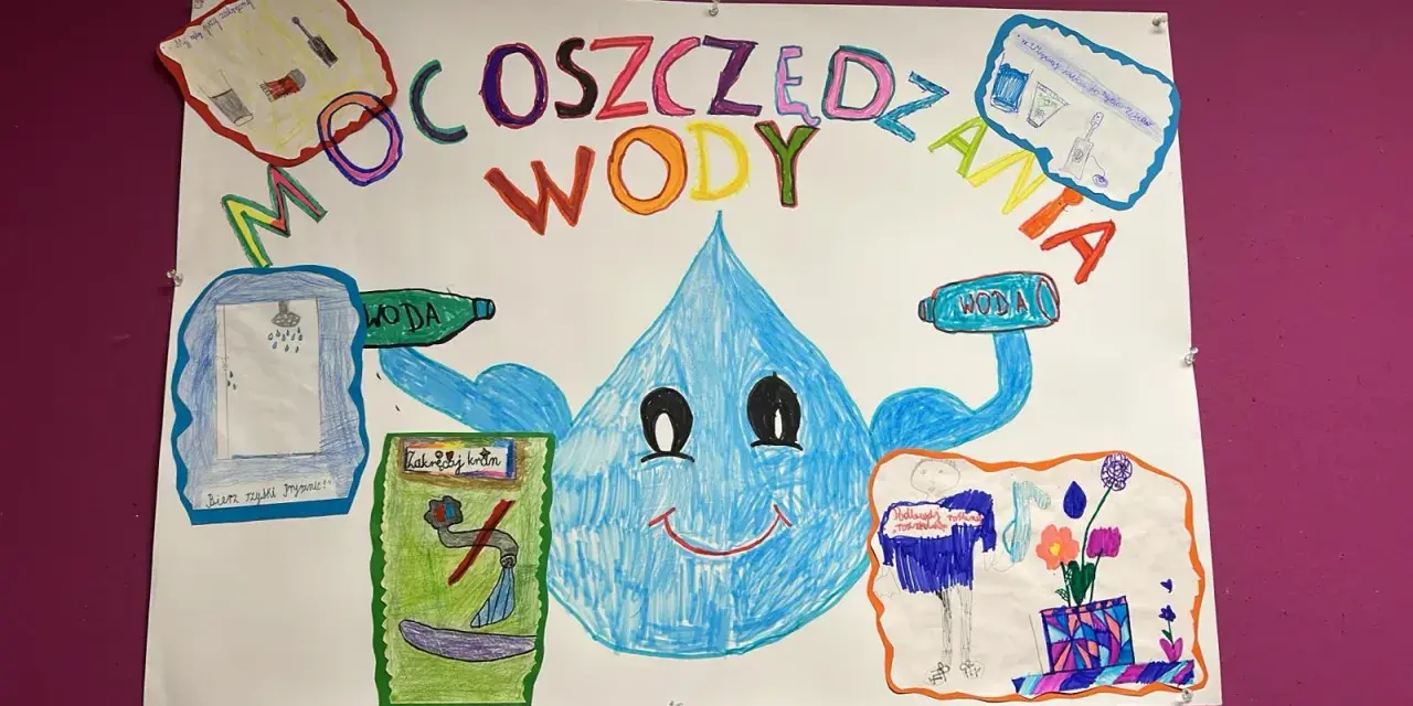 Plakat o oszczędzaniu wody. Uśmiechnięta kropla zachęca do krótkich pryszniców i zakręcania kranu. Wiersz o wodzie.