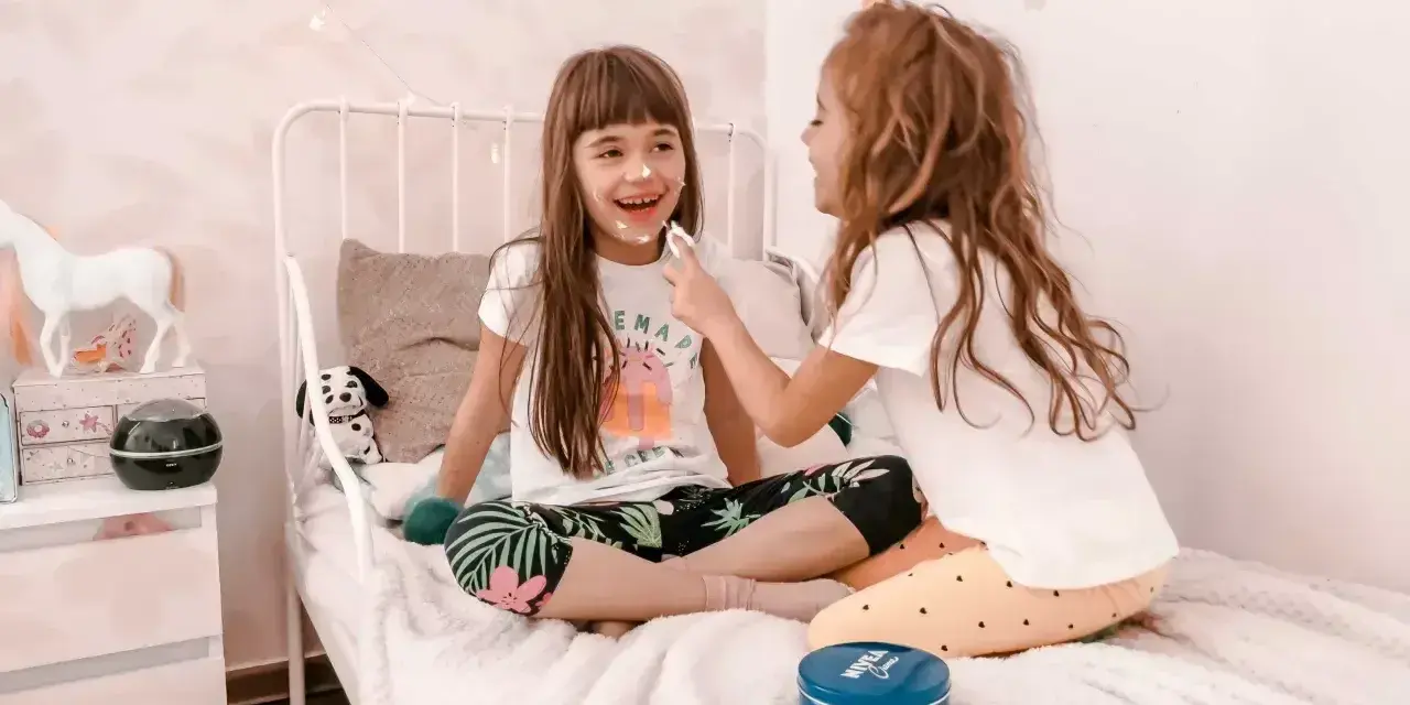 Radosne zabawy na urodziny 9 latki! Dziewczynki śmieją się, malując sobie noski kremem Nivea.