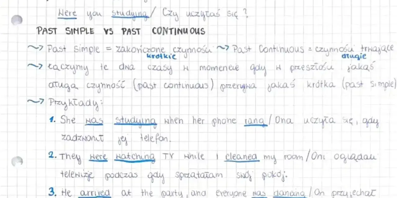 Notatki z angielskiego: Past Simple vs Past Continuous. Przykład: "She was studying when her phone rang" - ona uczyła się, gdy zadzwonił telefon.