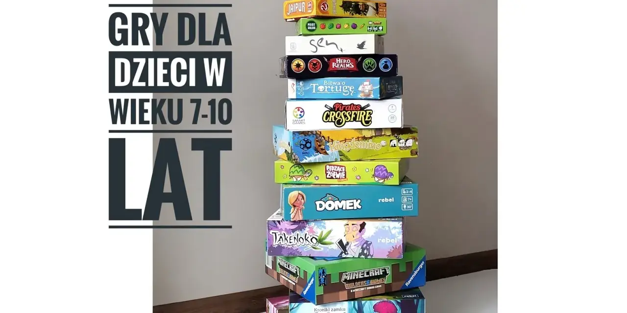 Stos pudełek z grami planszowymi, idealnymi na najlepsze gry dla dzieci w wieku 7-10 lat.