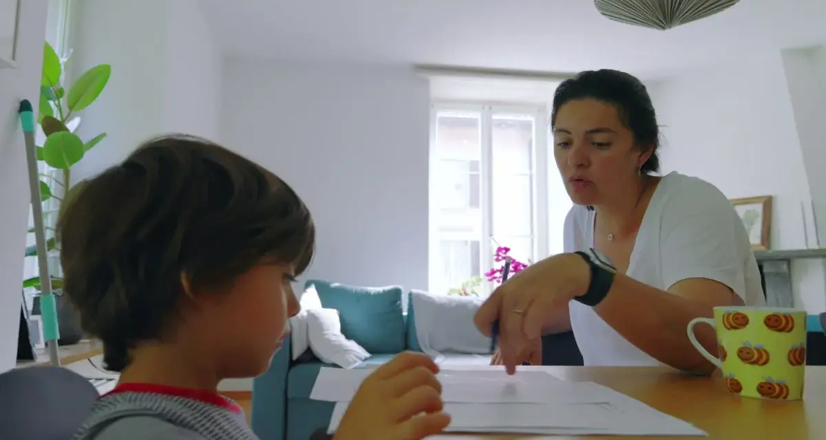Mama uczy syna literki "g". Dziecko z uwagą słucha, a mama pokazuje mu ćwiczenia.