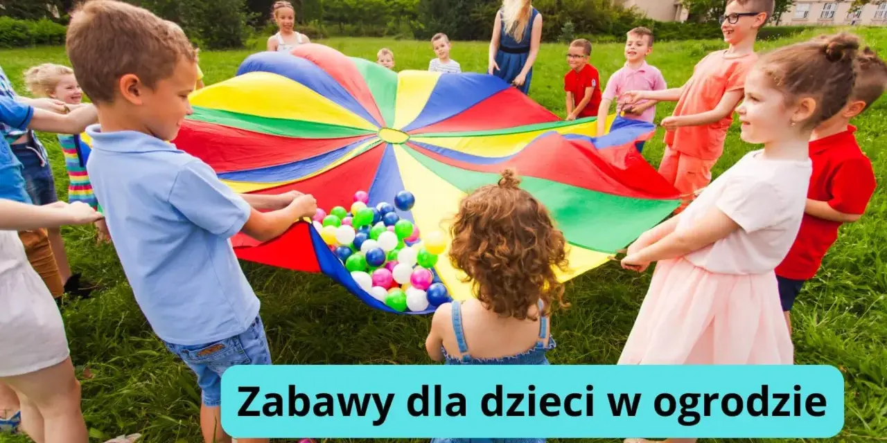 Radosne zabawy dla dzieci w ogrodzie z kolorowym spadochronem i piłeczkami. Dzieci śmieją się, trzymając materiał, tworząc falę.