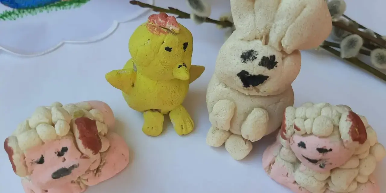 Urocze ozdoby wielkanocne z masy solnej: kurczaczek, zajączek i dwie owieczki.